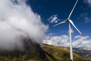 Des éoliennes près du col du Nufenen, en Valais: la Suisse a du retard à combler en matière de projets d'énergie durable, si elle veut atteindre la neutralité climatique et garantir la sécurité d'approvisionnement d'ici à 2050, selon l'Association...